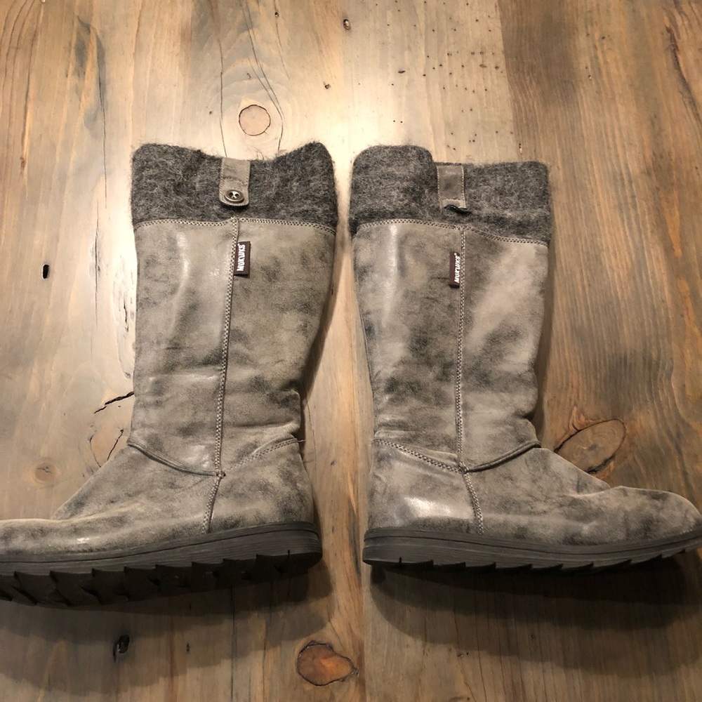 Muk Luks Size 8 with fuzzy top and wool inside